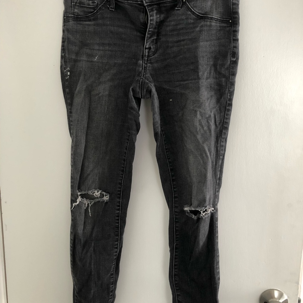 Black mid rise jegging with knee holes